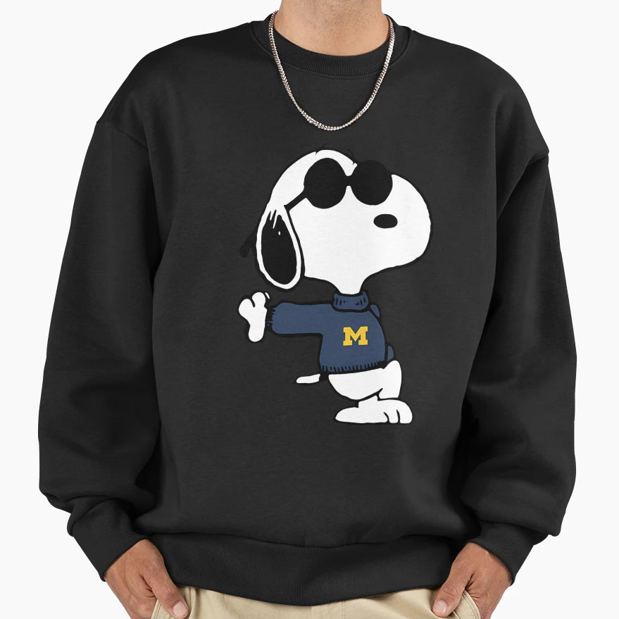 Snoopy Michigan Wolverines Sweatshirt - Minimalist Print Unisex - T-Shirt, Sweatshirt, Hoodie